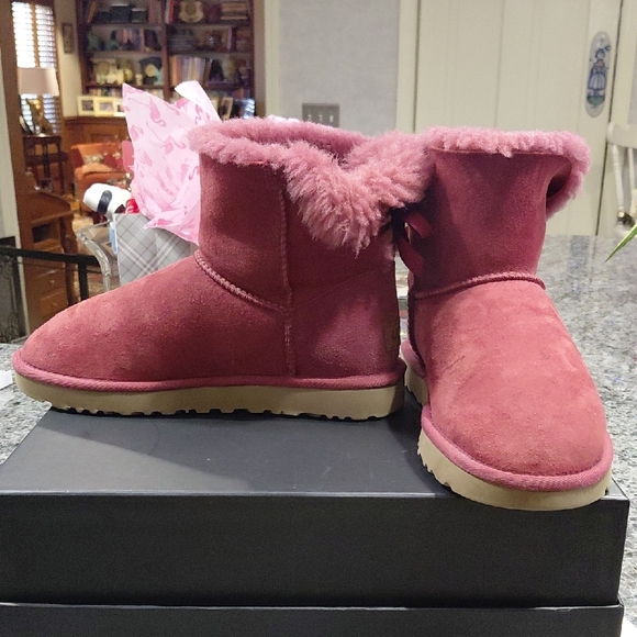 "UGG"Womans Sz.8 Low Bailey Bow Fuchsia Suede Boots .Has a few spots(pictured) - Picture 11 of 13